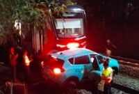 Taksi mogok menjadi penyebab kecelakaan kereta Argo Bromo Anggrek menabrak KRL di Stasiun Bekasi Timur