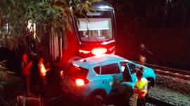 Taksi mogok menjadi penyebab kecelakaan kereta Argo Bromo Anggrek menabrak KRL di Stasiun Bekasi Timur