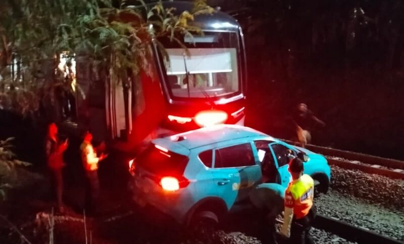 Taksi mogok menjadi penyebab kecelakaan kereta Argo Bromo Anggrek menabrak KRL di Stasiun Bekasi Timur