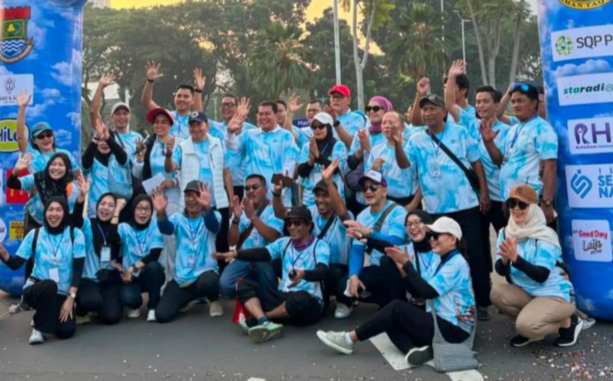 Peserta dan panitia berfoto bersama di gate start Fun Run 5K Wisata Kreatif Tangerang 2026 SQP Serpong Kabupaten Tangerang
