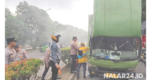 Truk Boks Tiba-tiba Terbakar di Jalan Sudirman Tangerang, Sopir Luka Bakar
