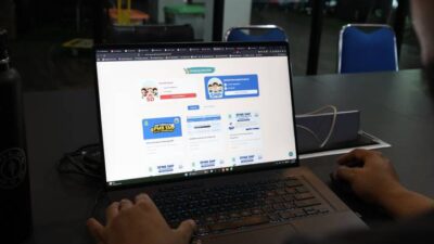 warga mengakses situs spmb kota tangerang melalui laptop pendaftaran smp jalur domisili 2026