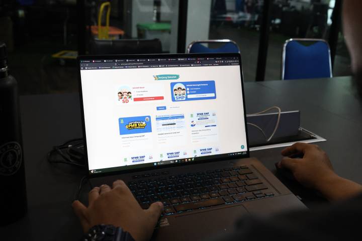 warga mengakses situs spmb kota tangerang melalui laptop pendaftaran smp jalur domisili 2026