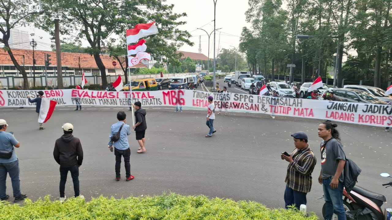 Demo Aliansi LAP Tugu Adipura Tangerang desak evaluasi Program MBG BGN`