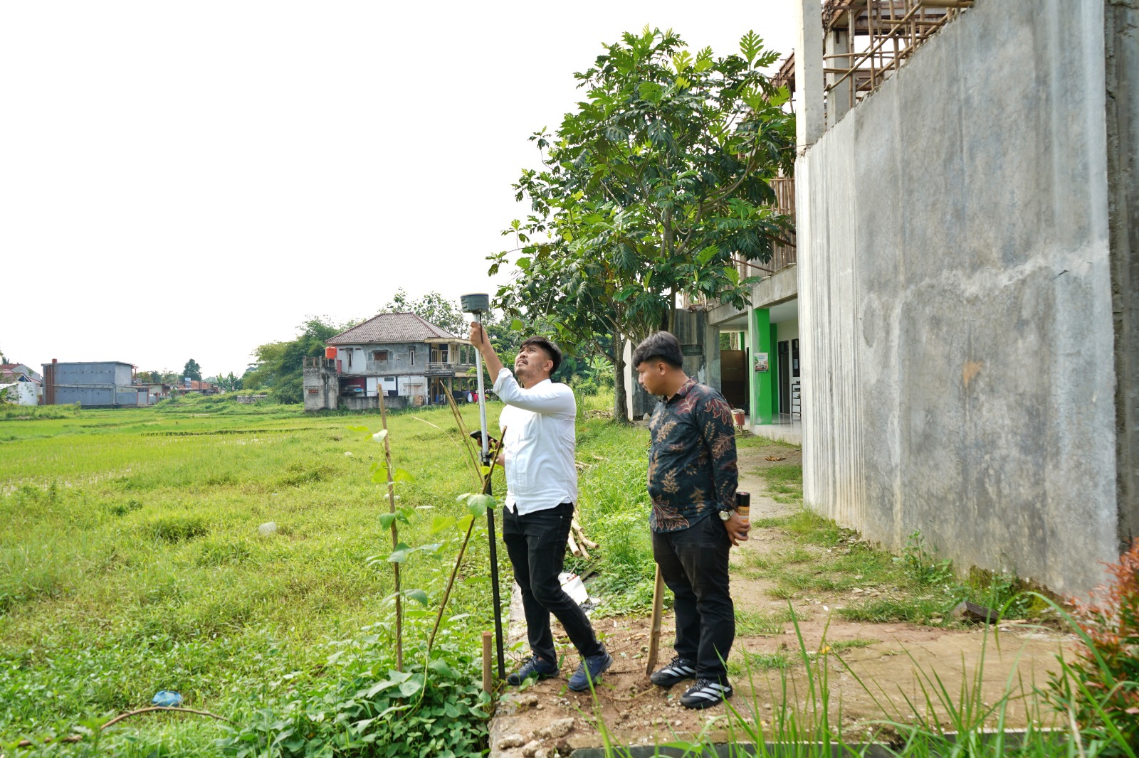 Petugas BPN Banten mengukur tanah wakaf dengan GPS Geodetik di Serang untuk percepatan sertipikasi program GEMAPTAS TAWAF