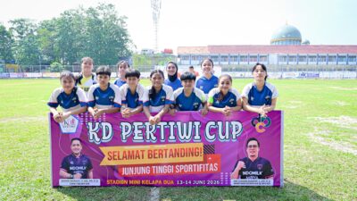 Tim sepak bola putri berfoto bersama di depan banner KD PERTIWI Cup 1 di Stadion Mini Kelapa Dua, 13 Juni 2026