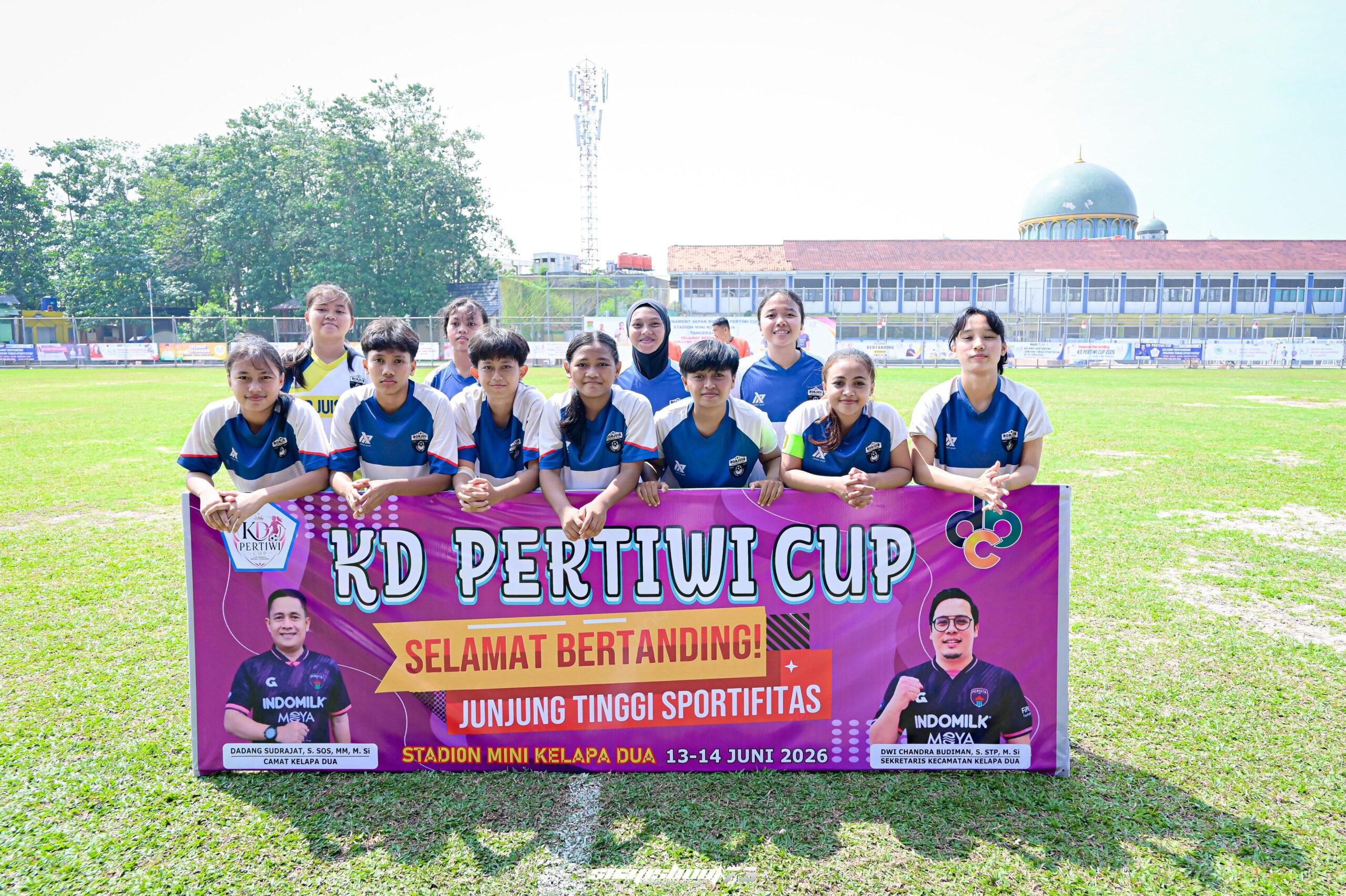 Tim sepak bola putri berfoto bersama di depan banner KD PERTIWI Cup 1 di Stadion Mini Kelapa Dua, 13 Juni 2026