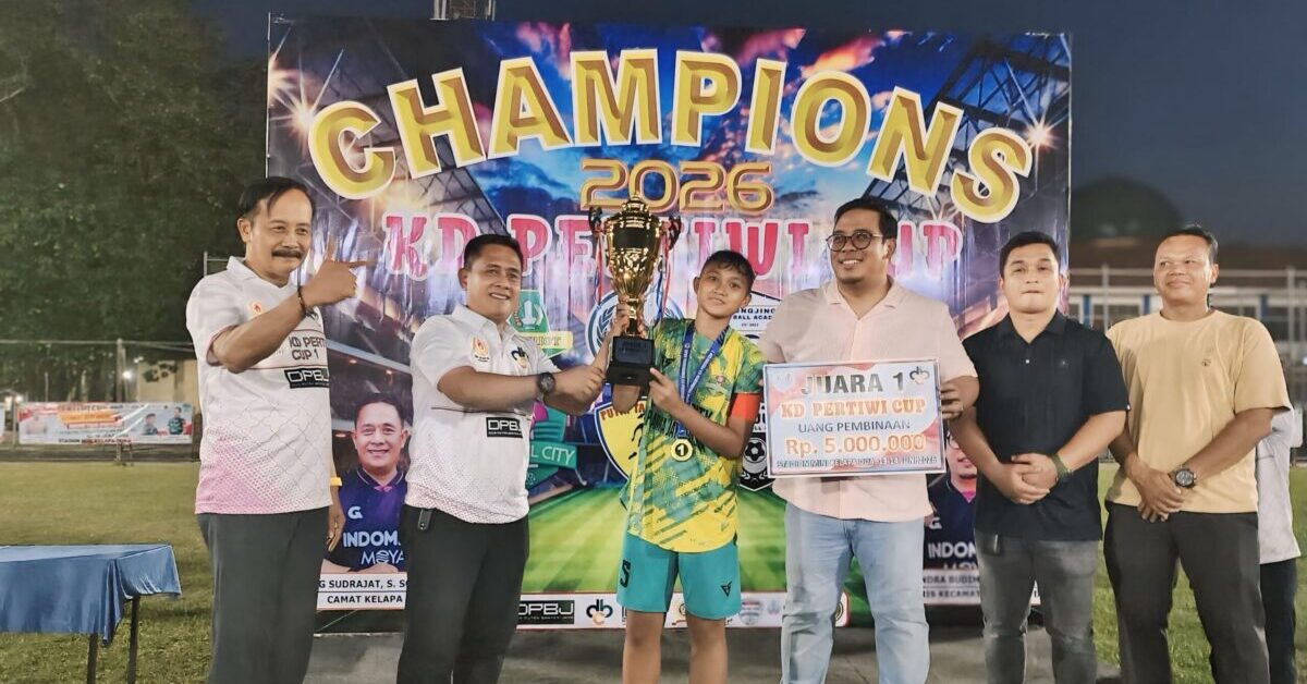 Camat Kelapa Dua Dadang Sudrajat menyerahkan piala dan uang pembinaan Rp5 juta kepada kapten Tangsel City Juara 1 KD PERTIWI Cup 2026 di Stadion Mini Kelapa Dua 14 Juni 2026