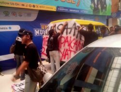 Ironis di Kampus “Unggul”: Mahasiswa UMT Tempel Spanduk “Tak Kuasa Melupakan Rakyat” di Angkot Menuju DPR RI