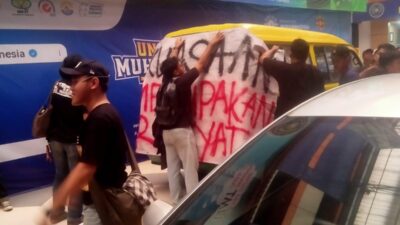 Demo Mahasiswa BEM UMT Tangeran Ke DPR RI 15 Juni 2026, spanduk bertuliskan Kuasa Tak Melupakan Rakyat