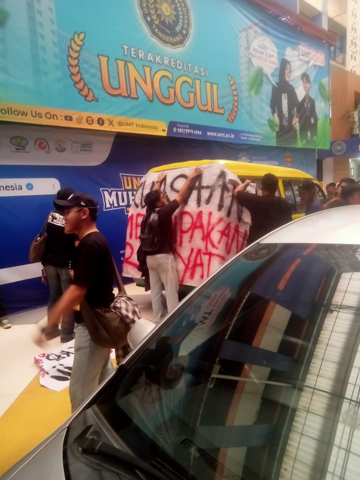 Demo Mahasiswa BEM UMT Tangeran Ke DPR RI 15 Juni 2026, spanduk bertuliskan Kuasa Tak Melupakan Rakyat