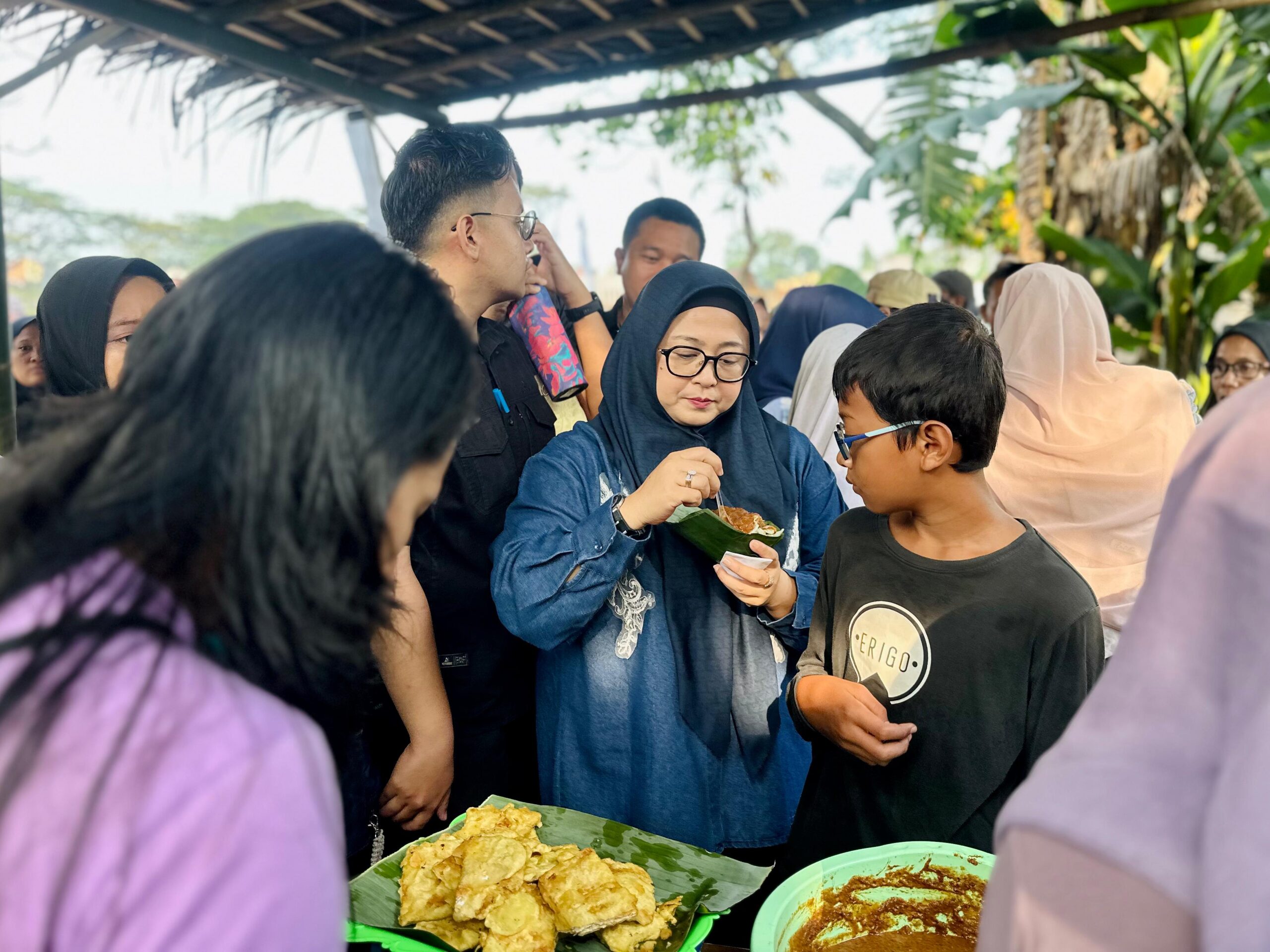 Wabup Tangerang Intan Nurul Hikmah cicipi jajanan tradisional Pasar Sumur Gede Cipari Desa Ciakar Panongan