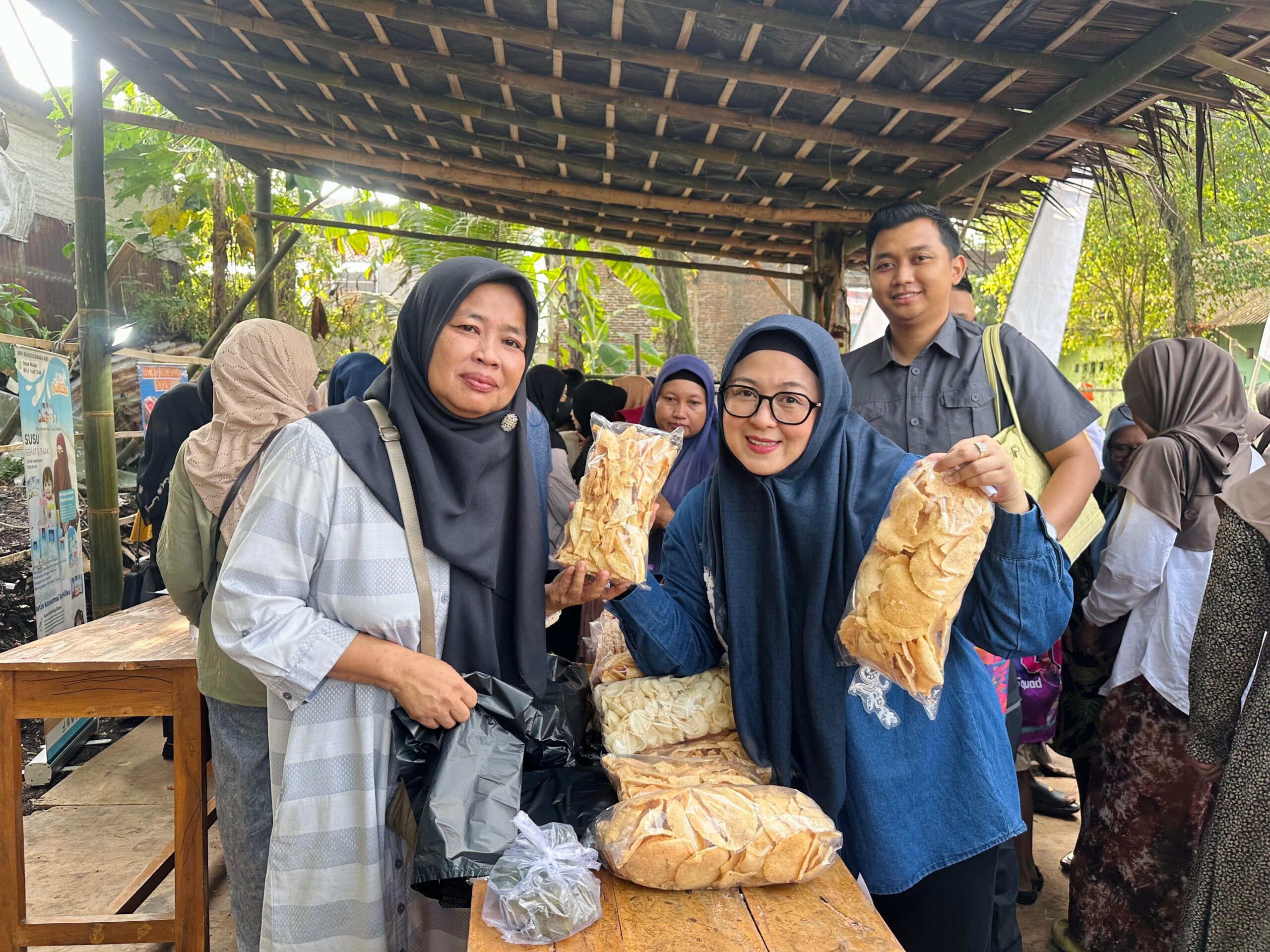 Wabup Tangerang Intan Nurul Hikmah beli keripik UMKM di Pasar Tradisional Sumur Gede Cipari Desa Ciakar Panongan