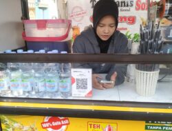 Rasa Manis di Balik Gerobak Kuning: Kisah Della, Sang Peracik Es Teh Poci Favorit di Taman Elektrik Al-Azhom