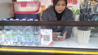 Rasa Manis di Balik Gerobak Kuning: Kisah Della, Sang Peracik Es Teh Poci Favorit di Taman Elektrik Al-Azhom