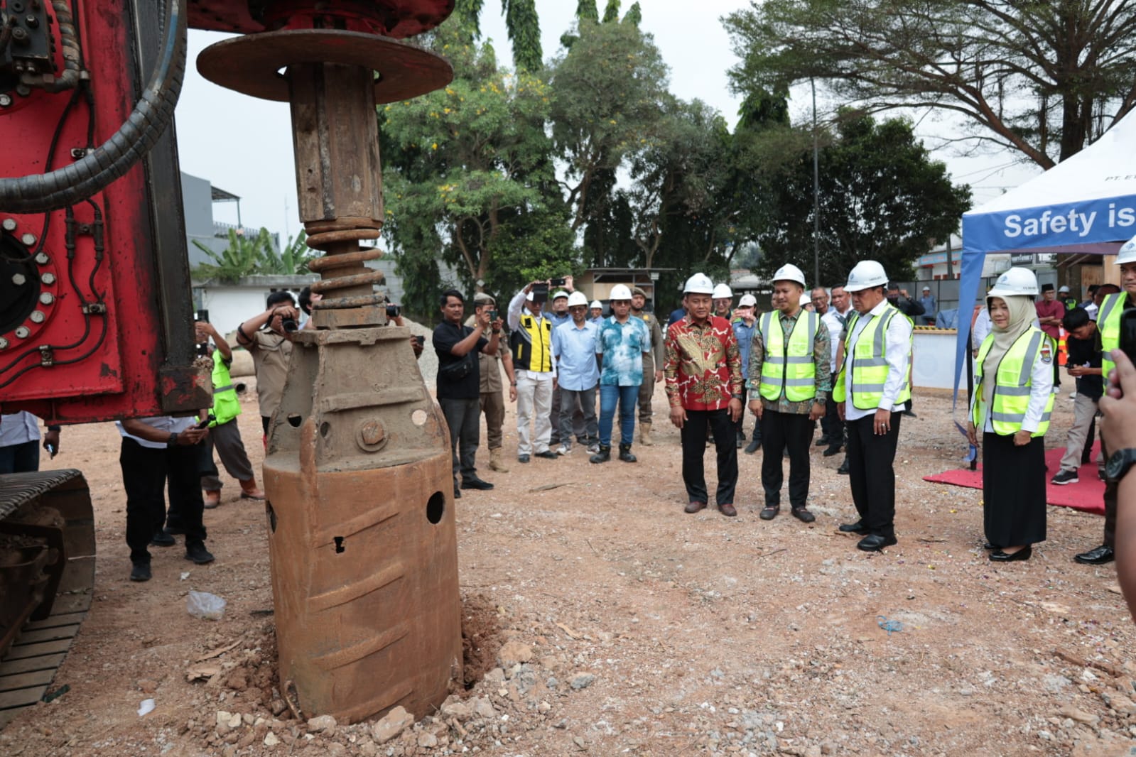 Alat berat melakukan pengeboran saat ground breaking gedung baru RSUD Balaraja