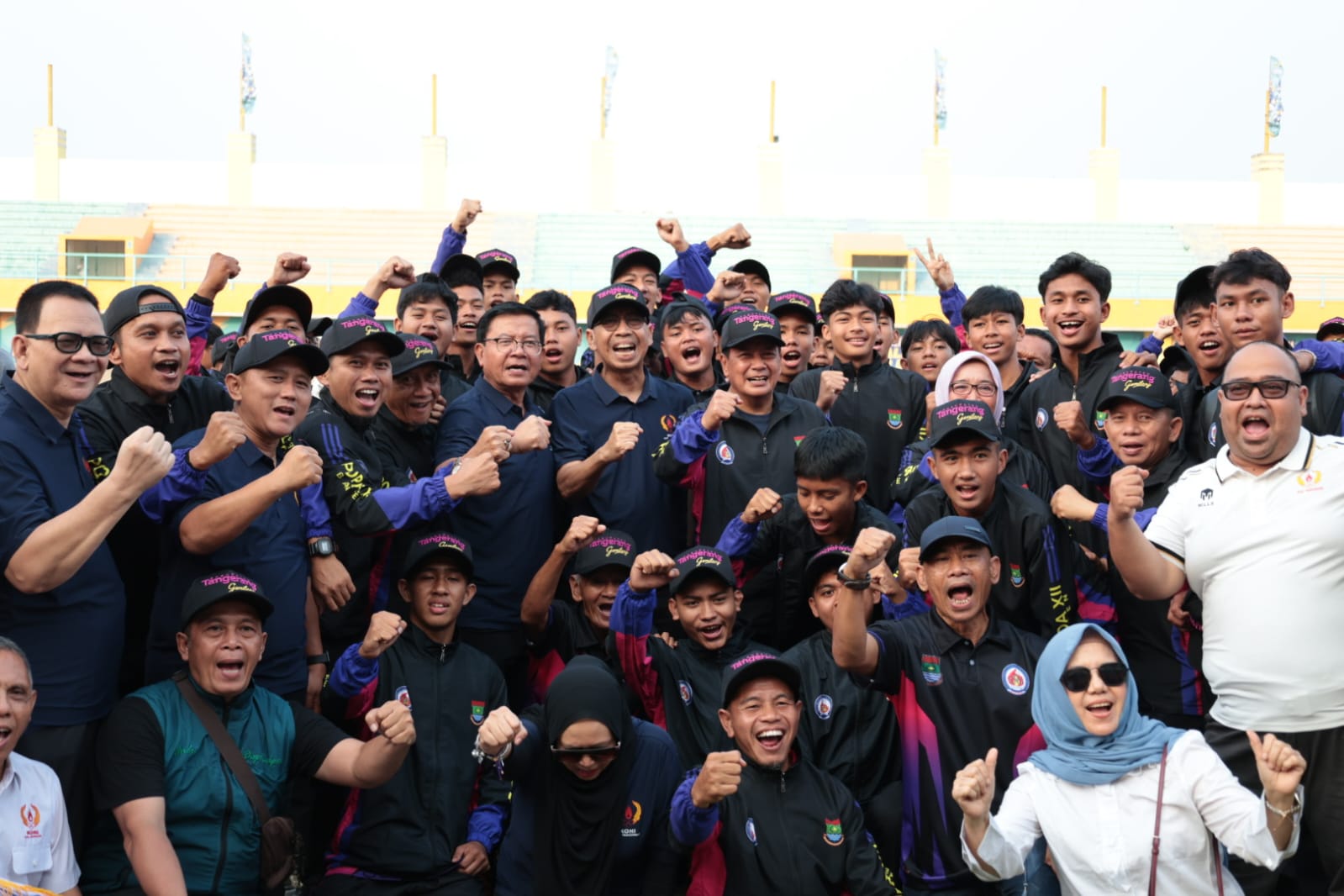 Kontingen atlet Kabupaten Tangerang foto bersama Bupati Maesyal Rasyid usai raih 167 medali di POPDA XII Banten`