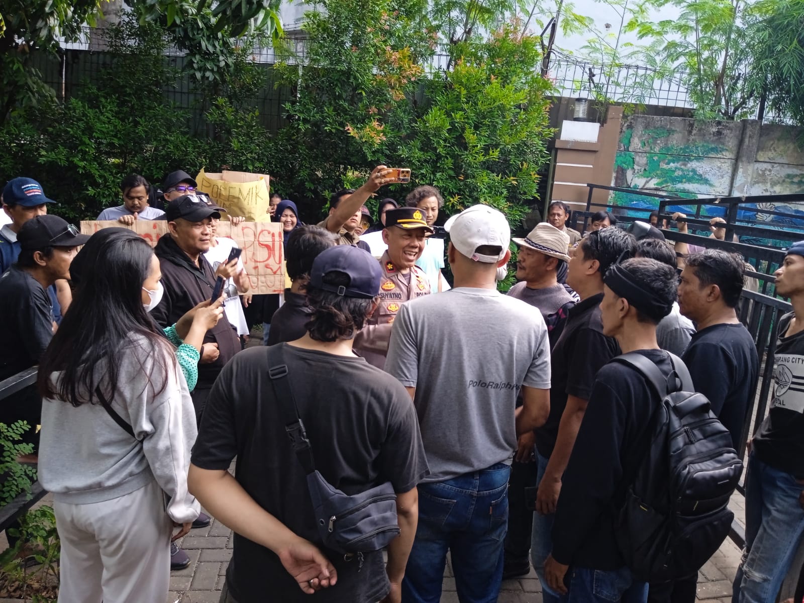 Kapolsek Tangerang Kompol Suyatno berdialog dengan warga RW 001 Cikokol saat aksi demo di Kantor Kelurahan`