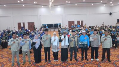 Sekda Kabupaten Tangerang Soma Atmaja bersama jajaran pejabat dan 392 jamaah haji Kloter 12 JKB asal Kabupaten Tangerang saat penyambutan di Asrama Haji Provinsi Banten Cipondoh Rabu 17 Juni 2026
