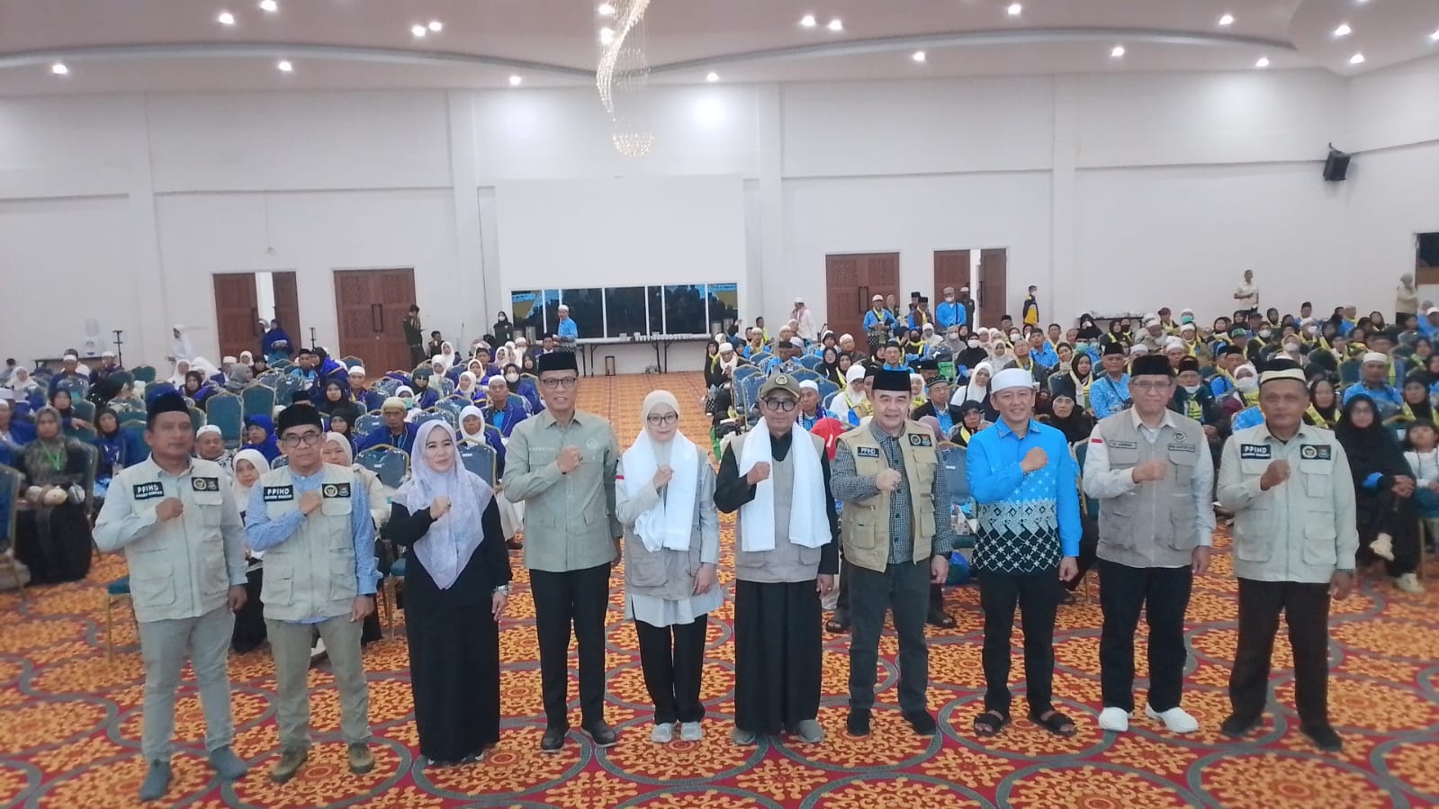Sekda Kabupaten Tangerang Soma Atmaja bersama jajaran pejabat dan 392 jamaah haji Kloter 12 JKB asal Kabupaten Tangerang saat penyambutan di Asrama Haji Provinsi Banten Cipondoh Rabu 17 Juni 2026