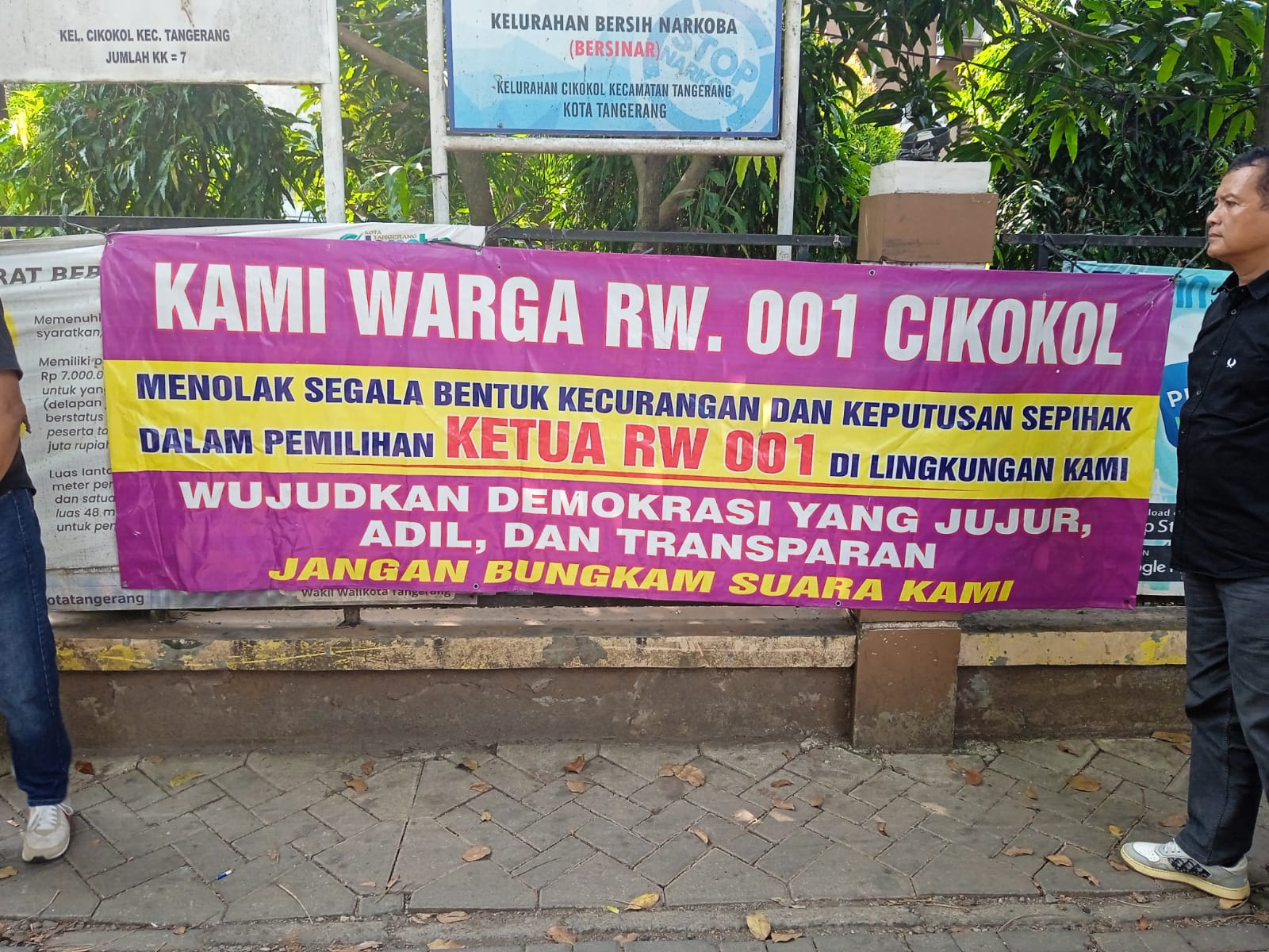 Tolak Ketua RW Hasil Tunjukan Lurah, Puluhan Warga Cikokol Geruduk Kantor Kelurahan Tuntut PSU
