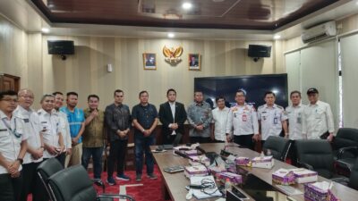 Ketua Komisi I DPRD Kabupaten Tangerang Bimo Mahfudz Fudianto foto bersama usai rapat pembahasan pemerataan PJU dengan PLN dan Dishub