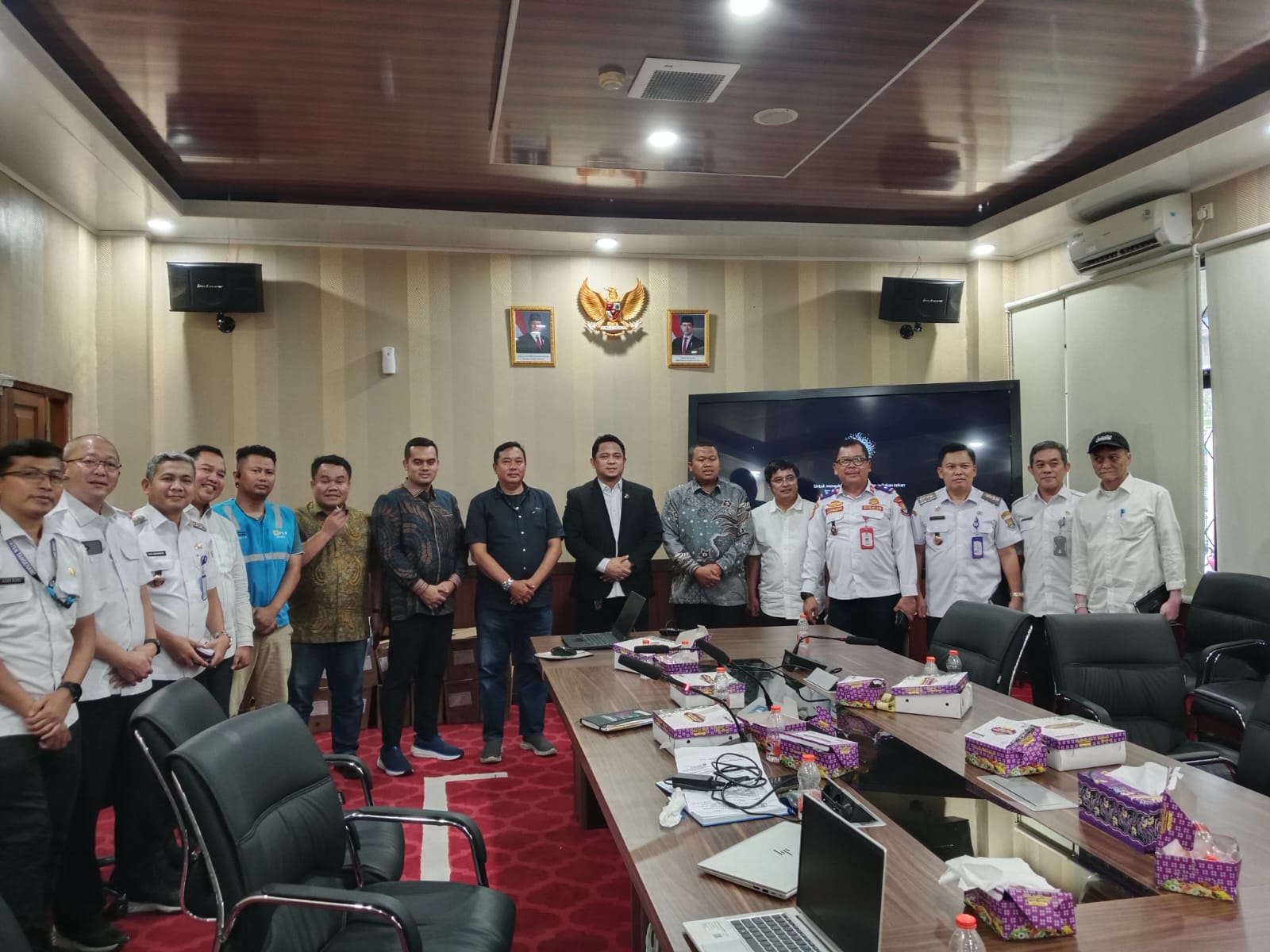 Ketua Komisi I DPRD Kabupaten Tangerang Bimo Mahfudz Fudianto foto bersama usai rapat pembahasan pemerataan PJU dengan PLN dan Dishub