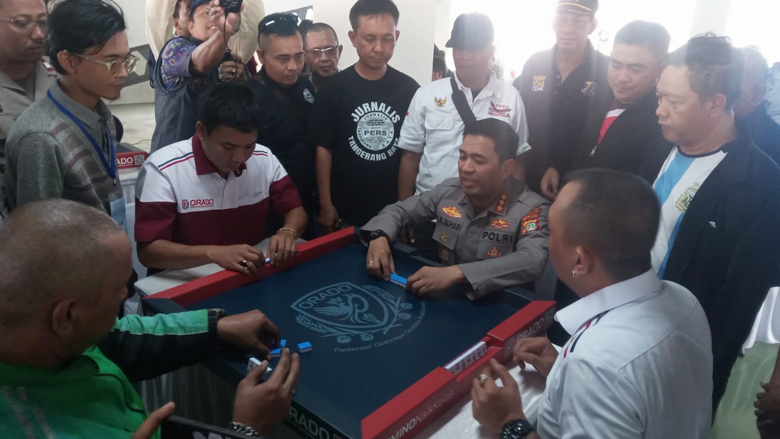 Kapolres Metro Tangerang Kota Kombes Pol Raden Muhammad Jauhari main domino bersama peserta dari Sabuk Kamtibmas dan Orado