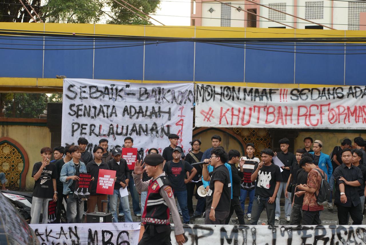 Aksi Muharam Melawan mahasiswa santri UIN Jakarta di Ciputat dengan spanduk Khutbah Reformasi desak pemerintah hentikan MBG KDMP