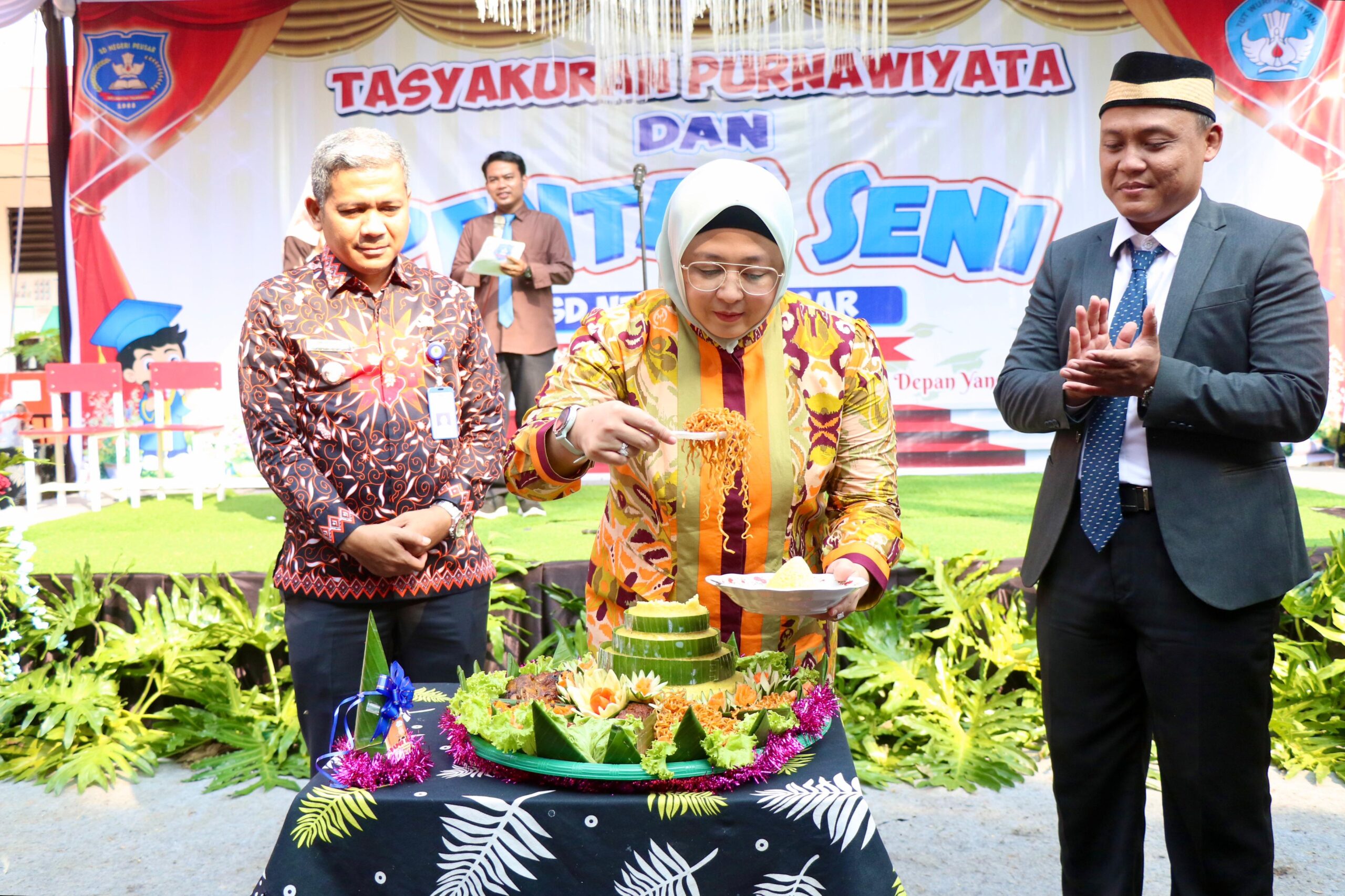 Wakil Bupati Tangerang Intan Nurul Himah potong tumpeng tasyakuran purnawiyata SDN Peusar Tigaraksa tegaskan sekolah swasta gratis bertahap
