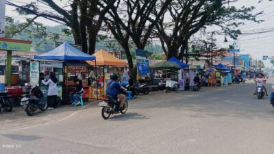 Pedagang kaki lima di depan Terminal Bayah Lebak Banten diduga jadi korban pungli Rp10 ribu per gerobak oleh oknum
