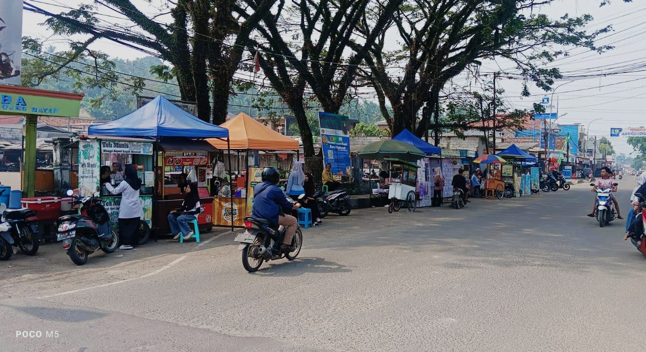 Pedagang kaki lima di depan Terminal Bayah Lebak Banten diduga jadi korban pungli Rp10 ribu per gerobak oleh oknum