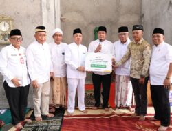 JUMATAN SAMBIL NAMPUNG CURHAT! BUPATI TANGERANG JAMLING DI KRONJO, JANJI BENERIN JALAN RUSAK & KUCURIN 40 JUTA BUAT MASJID