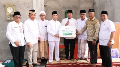 Bupati Tangerang Moch. Maesyal Rasyid memegang mikrofon menyerahkan plakat bantuan pembangunan masjid Rp20.000.000 dari Baznas Kabupaten Tangerang kepada pengurus DKM Masjid Jami Al Hidayah di Kronjo