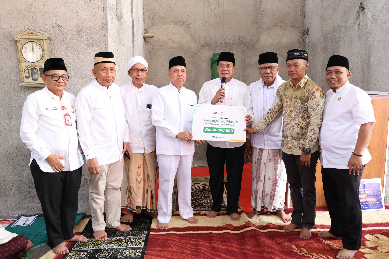 Bupati Tangerang Moch. Maesyal Rasyid memegang mikrofon menyerahkan plakat bantuan pembangunan masjid Rp20.000.000 dari Baznas Kabupaten Tangerang kepada pengurus DKM Masjid Jami Al Hidayah di Kronjo