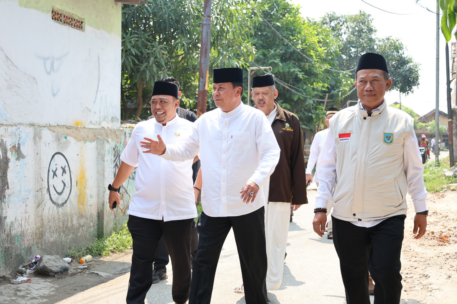 Bupati Tangerang Moch. Maesyal Rasyid berjalan kaki bersama pejabat menyusuri gang di Desa Muncung Kecamatan Kronjo usai kegiatan Jumat Keliling