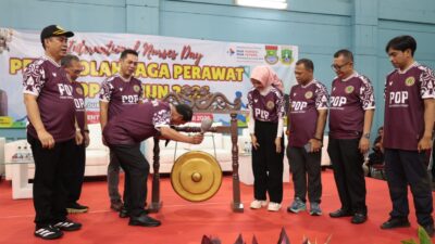 Bupati Tangerang Moch Maesyal Rasyid memukul gong tanda dibukanya Pekan Olahraga Perawat PPNI Banten 2026 di Sport Club Citra Raya