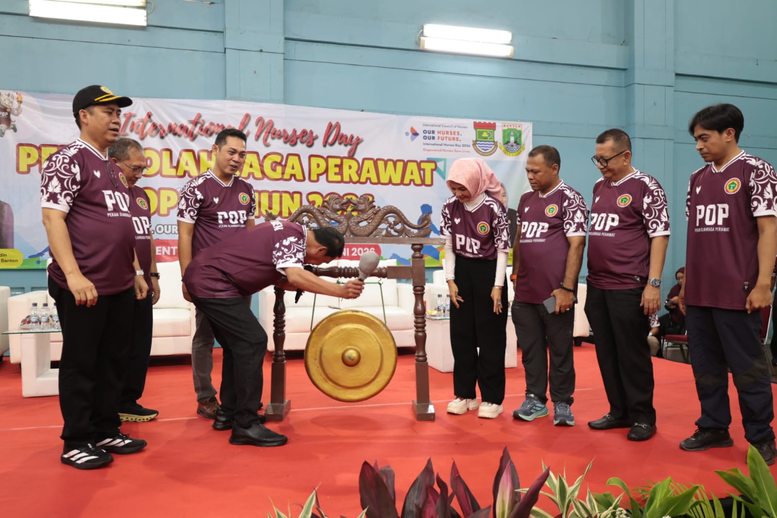 Bupati Tangerang Moch Maesyal Rasyid memukul gong tanda dibukanya Pekan Olahraga Perawat PPNI Banten 2026 di Sport Club Citra Raya