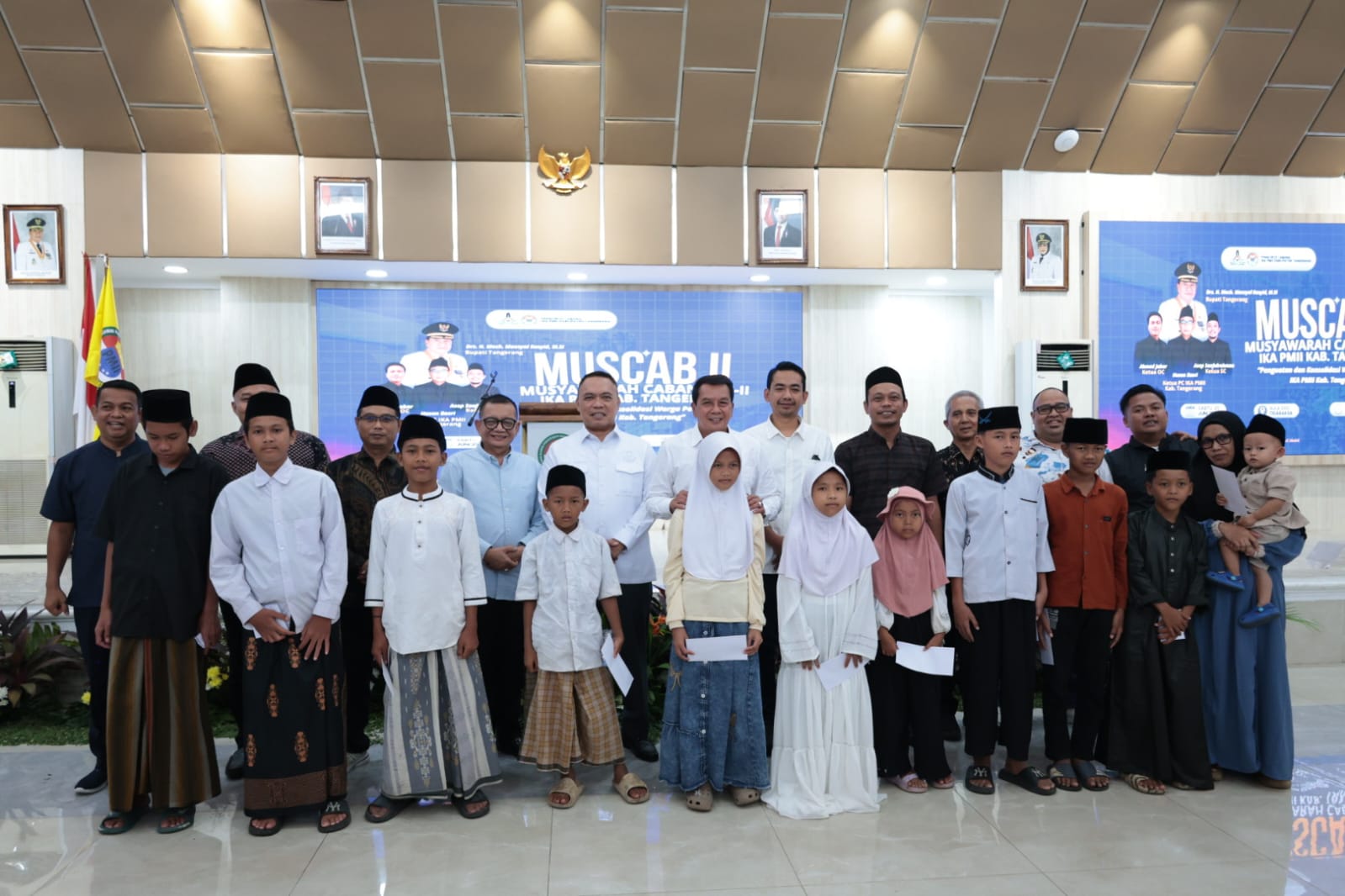 Bupati Tangerang Moch Maesyal Rasyid foto bersama IKA PMII dan anak yatim saat Muscab di GSG Puspemkab