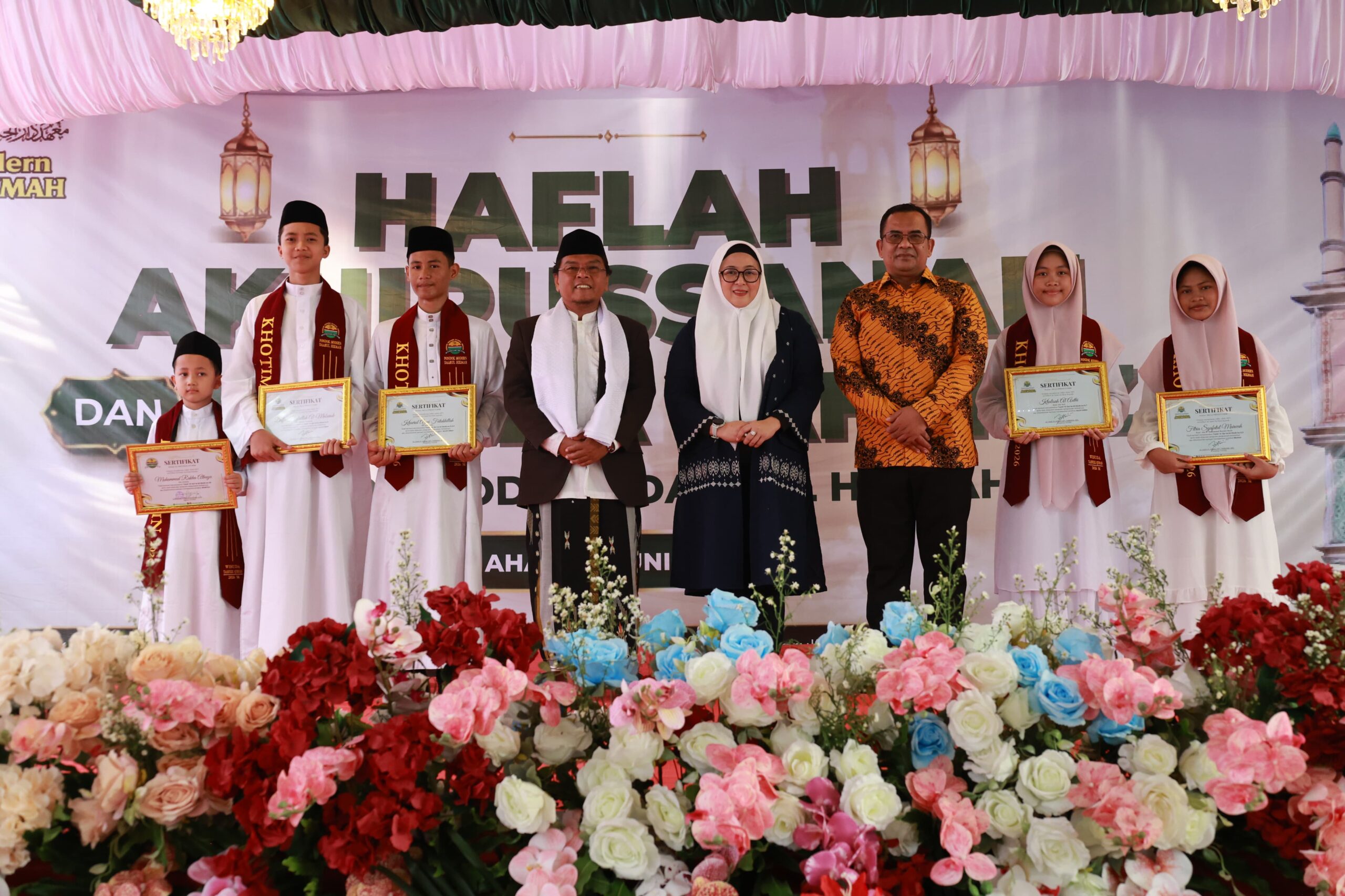 Wabup Intan foto bersama 183 santri wisuda tahfidz Daarul Hikmah Sukadiri Tangerang 21 Juni 2026