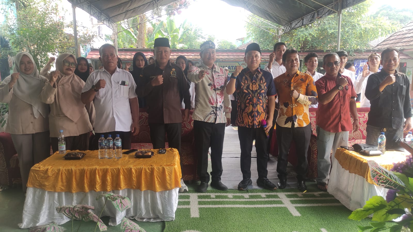 Dedi Muhdi foto bersama dengan warga saat reses DPRD Banten di Sindang Sono