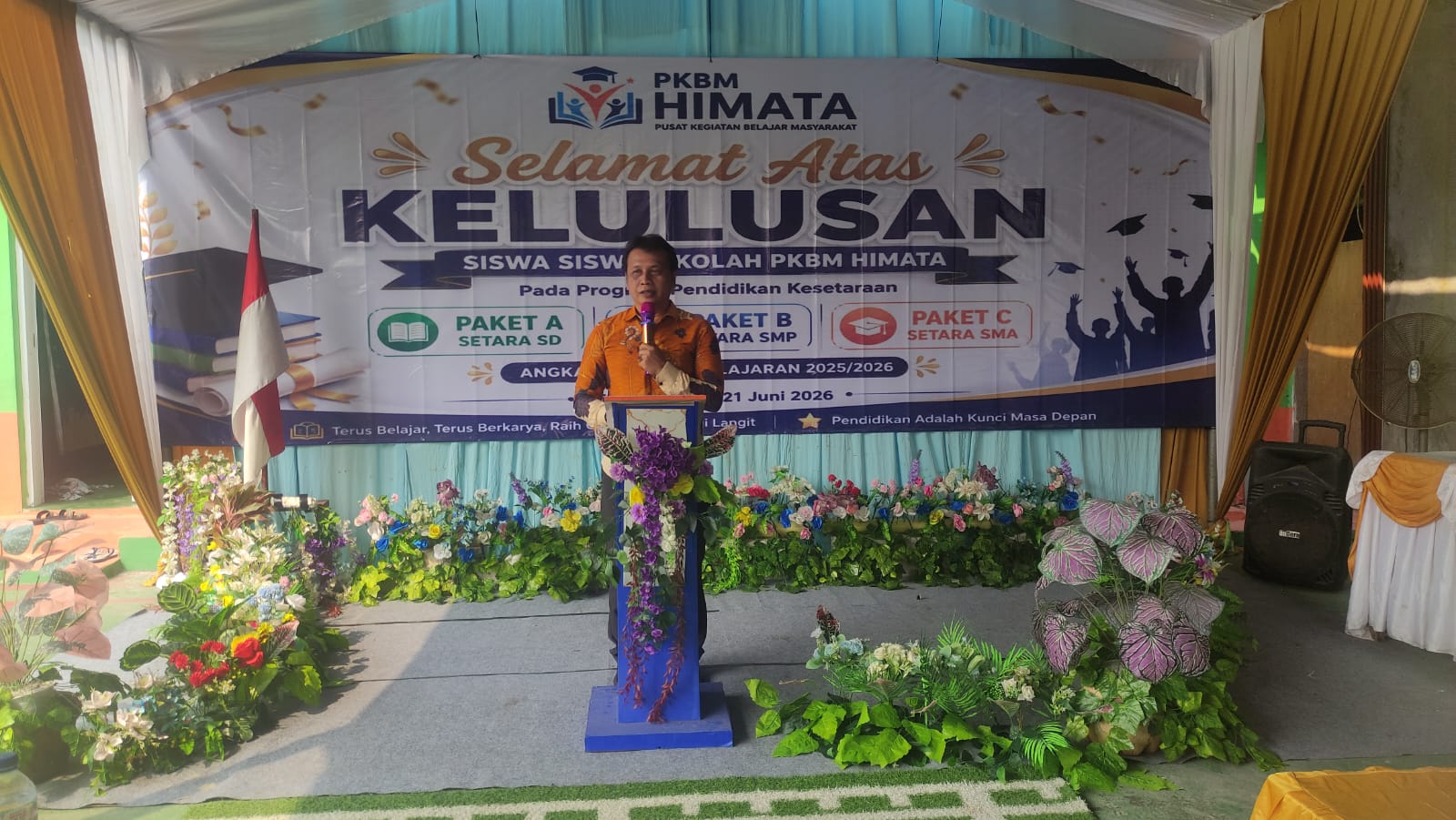 Kepala PKBM HIMATA berpidato saat acara kelulusan siswa Paket A B C di Sindang Sono Tangerang 21 Juni 2026