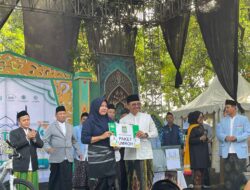 Ribuan Warga Padati Jalan Sehat Sarungan Festival Al Azhom 2026, Wali Kota Tangerang Bagikan Hadiah Umroh
