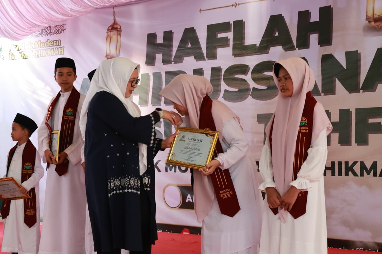 Wabup Tangerang Intan Nurul Hikmah serahkan sertifikat wisuda tahfidz santri putri Daarul Hikmah Sukadiri 21 Juni 2026