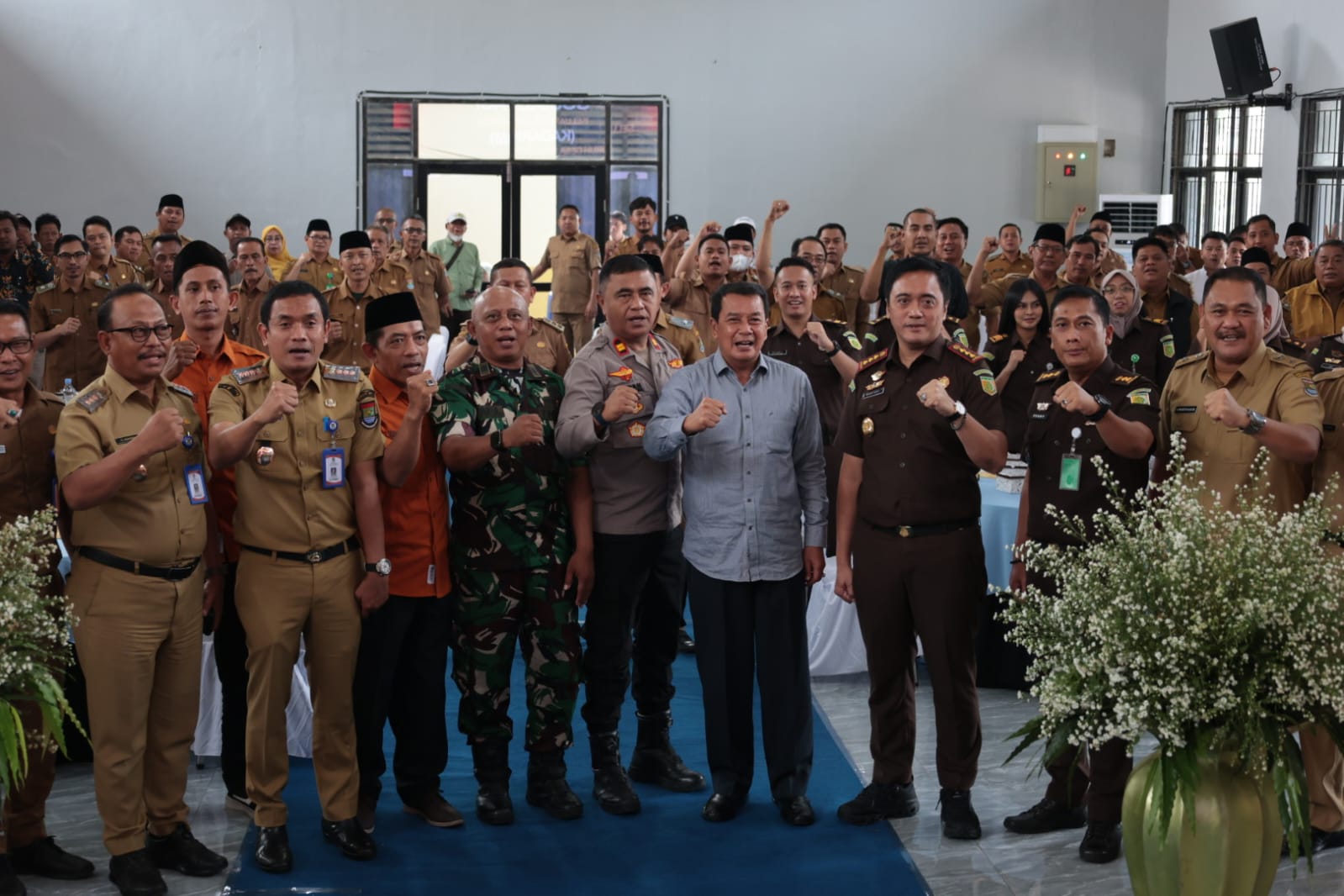 Bupati Tangerang Moch. Maesyal Rasyid bersama Forkopimda, Kejari, TNI, Polri dan DPC APDESI angkat kepal usai Sosialisasi Kadarkum di Sepatan, 22 Juni 2026