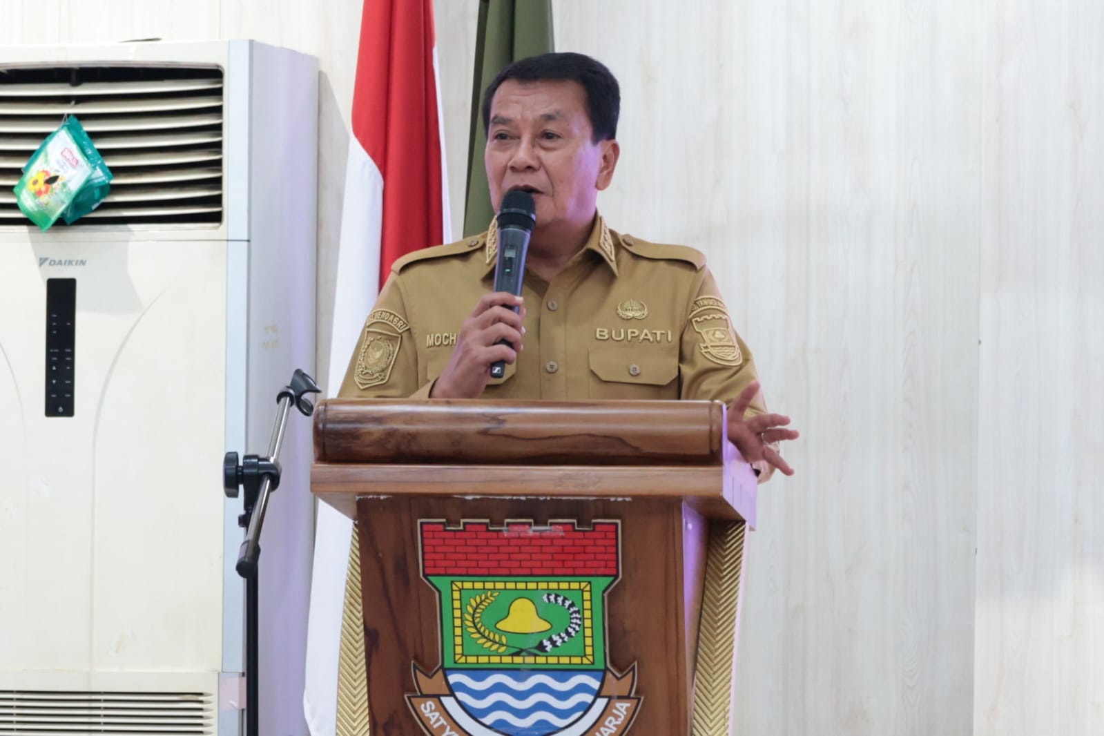 Bupati Tangerang Moch Maesyal Rasyid pidato di podium saat Pencanangan Sensus Ekonomi 2026