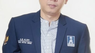 Achmad Qayyimel Alofi Ketua Panlih Kongres VII BM PAN mengenakan jas almamater BM PAN
