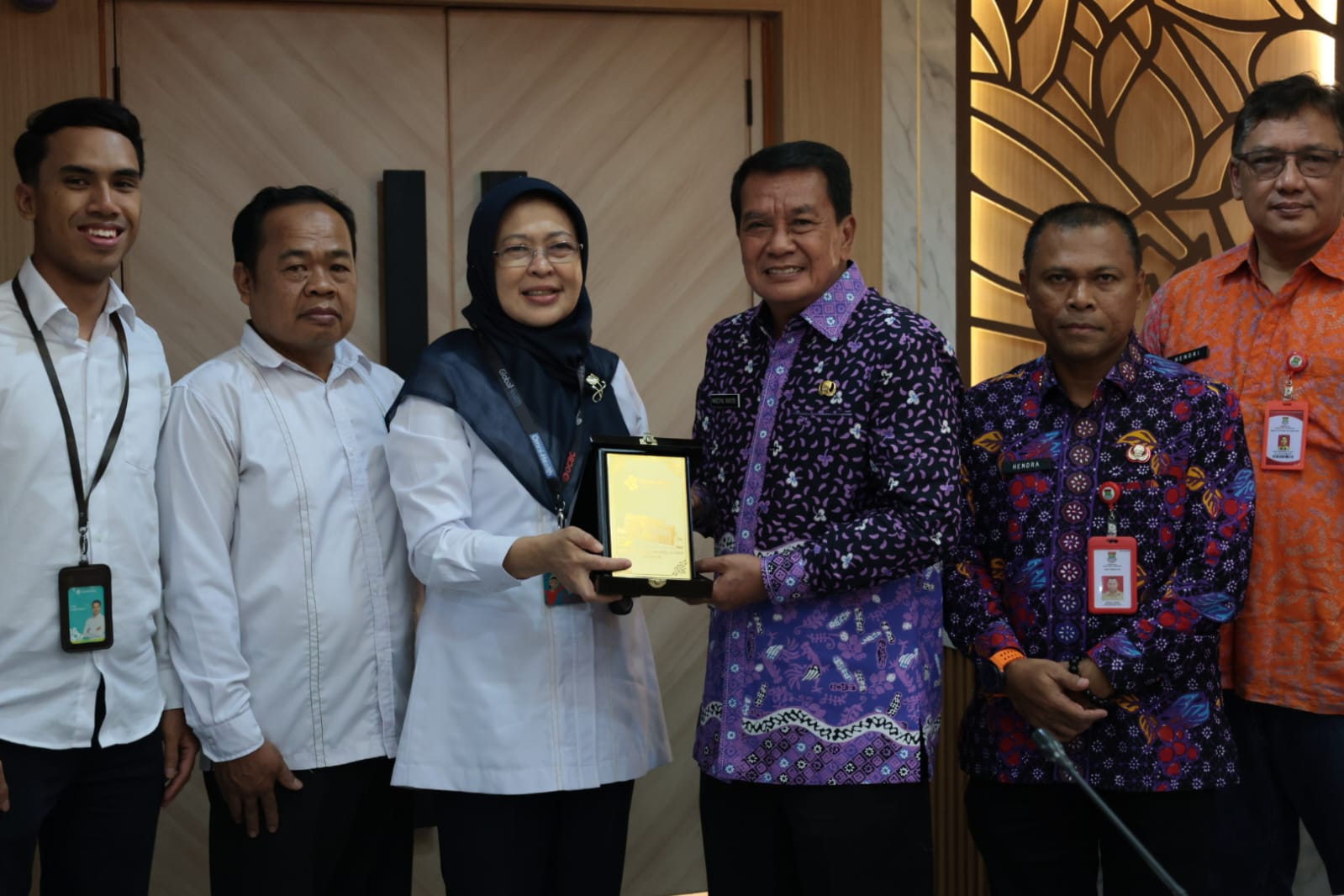 Foto bersama Bupati Tangerang Moch Maesyal Rasyid dengan tim Kemenkes RI dan RS Jantung Harapan Kita