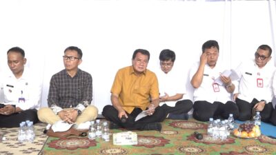 Bupati Tangerang Moch Maesyal Rasyid ngariung duduk lesehan bersama OPD dan komunitas nelayan di TPI Tanjung Pasir