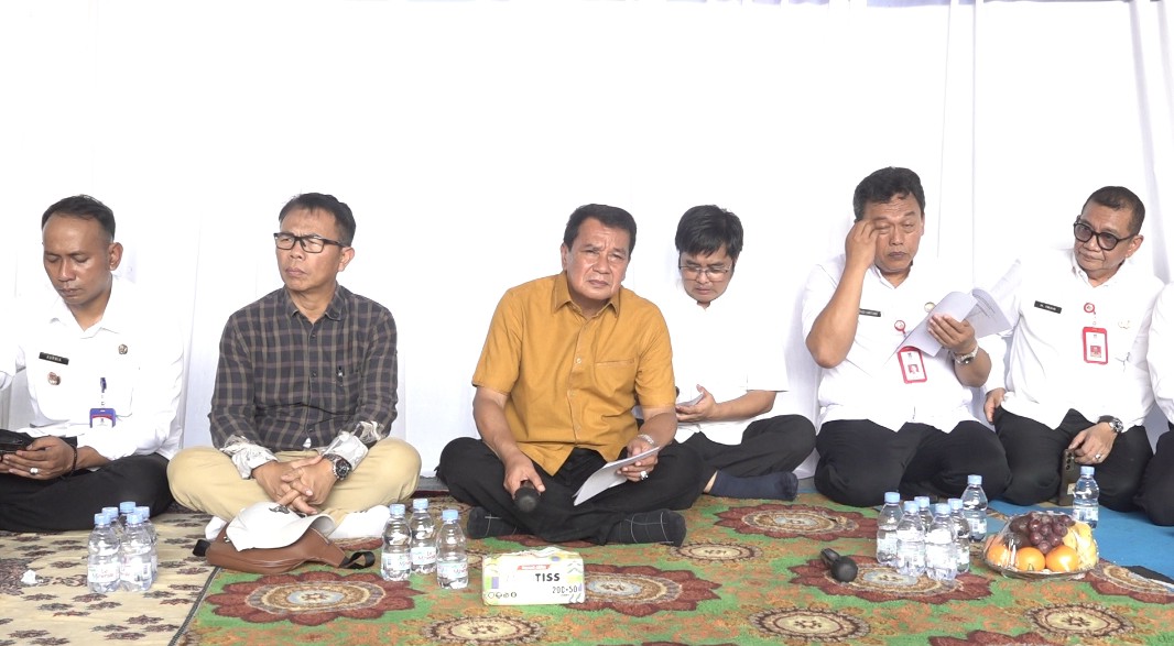 Bupati Tangerang Moch Maesyal Rasyid ngariung duduk lesehan bersama OPD dan komunitas nelayan di TPI Tanjung Pasir
